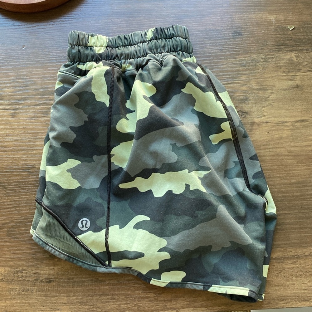 Lululemon hotty hot size 4; 4 inch